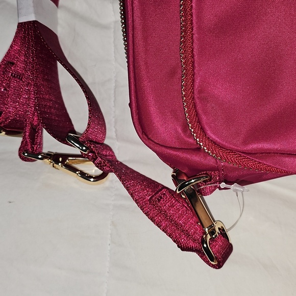 Lululemon Everywhere Crossbody Bag! Metal Hardware! BRML/GOLD!! - Picture 6 of 12